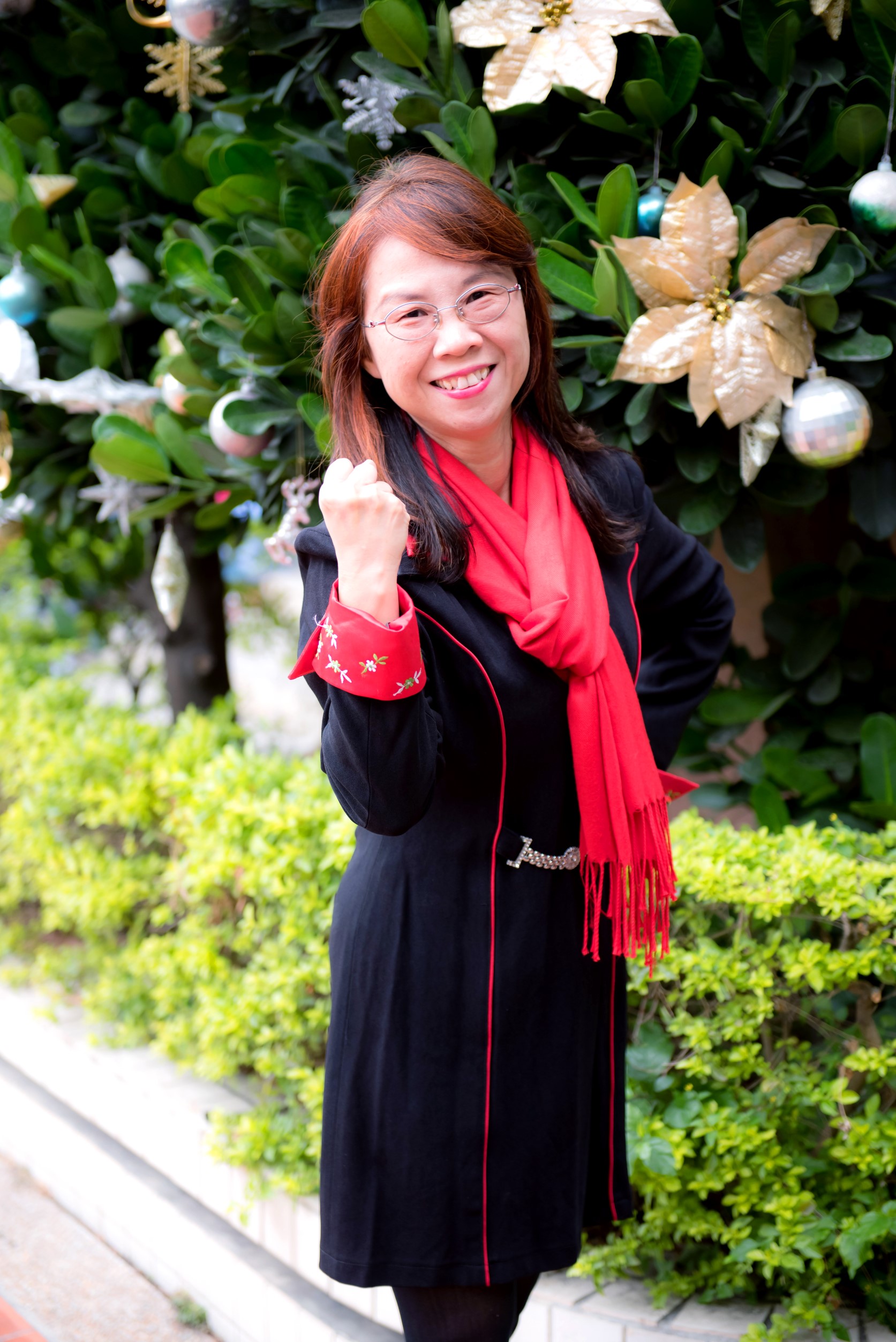 劉美芬校長重慶國小校長劉美芬照片身穿黑衣戴紅圍巾手比yes