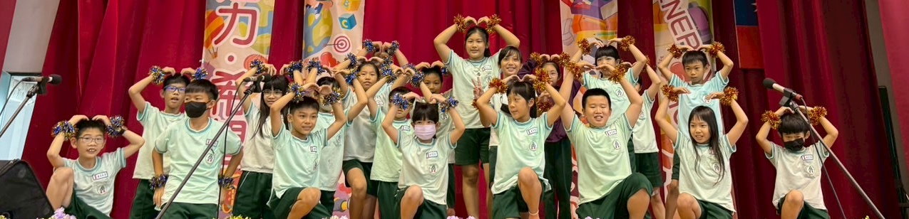 母親節遊藝二年二班舞台表演學生手筆愛心頭戴有動物形狀的頭套